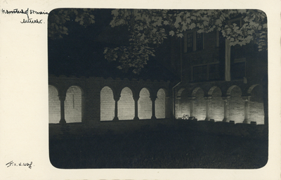 99291 Gezicht op de zuidwestlijke hoek van de kruisgang van de voormalige Mariakerk aan de Mariaplaats te Utrecht, bij avond.